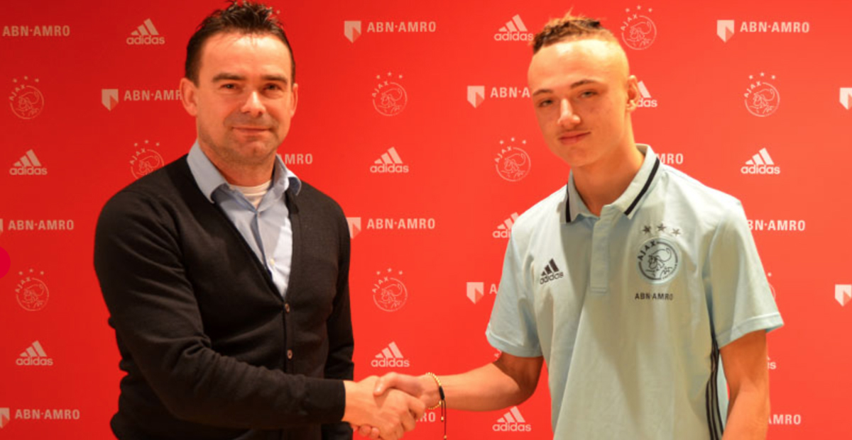 Noa Lang tekent eerste profcontract bij Ajax